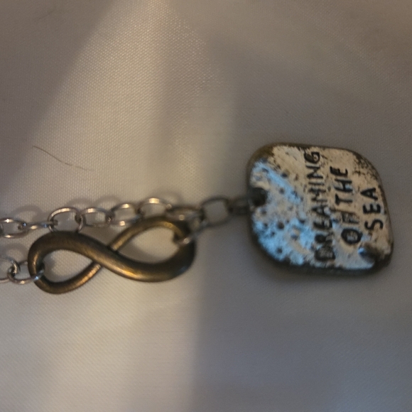 Chic Silver Necklace with Black and Gray Details - Picture 4 of 7